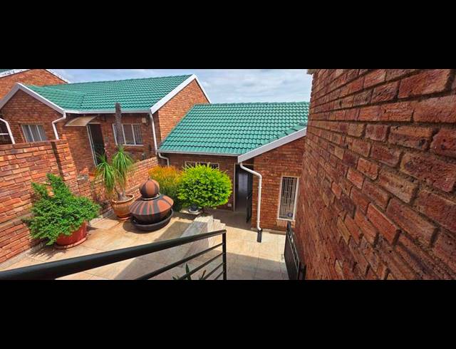 2 BEDROOM TOWNHOUSE FOR SALE IN HELDERKRUIN